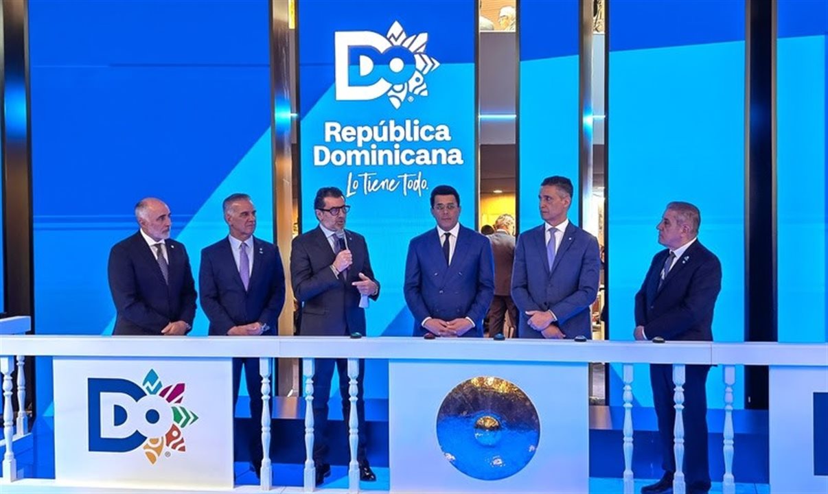 Autoridades durante o anúncio na Fitur 2026