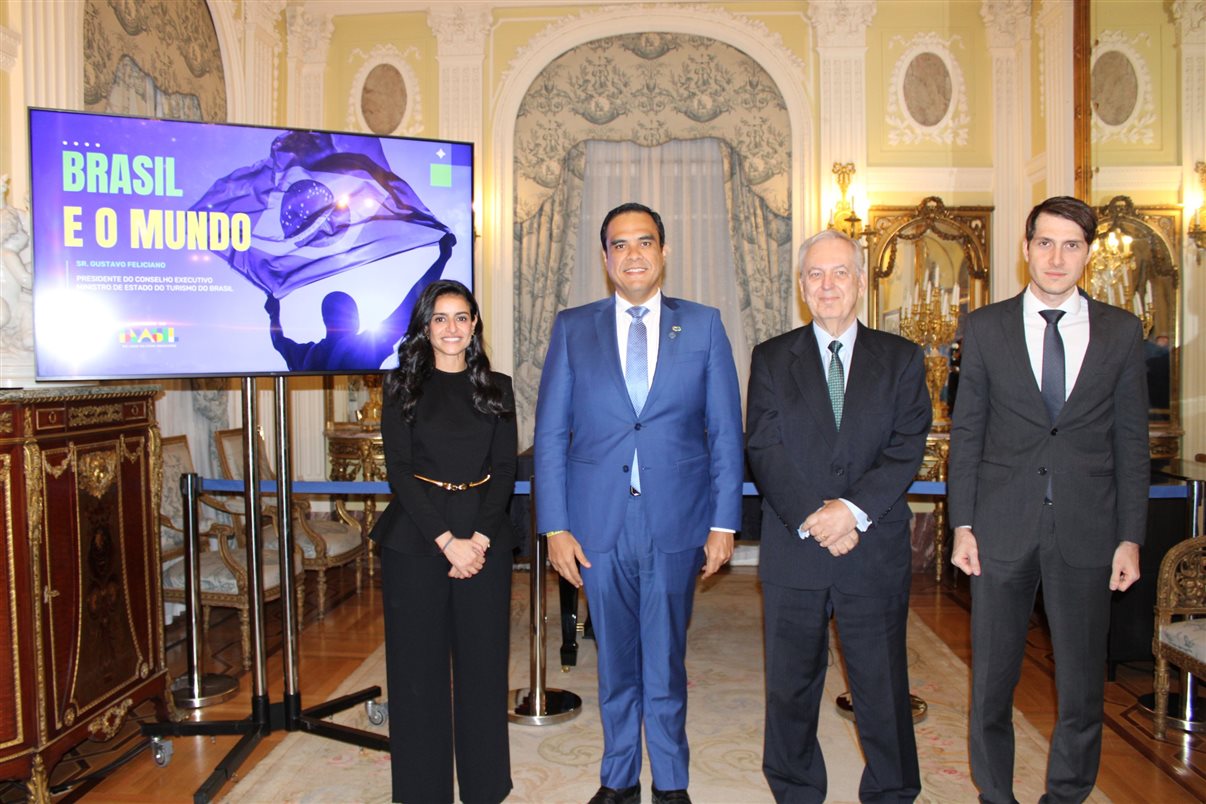 Shaikha Al Nowais, secretária-geral da ONU Turismo, Gustavo Feliciano, ministro do Turismo, Luiz Alberto Figueiredo, embaixador do Brasil na Espanha, e Heitor Kadri, diretor regional da ONU Turismo nas Américas