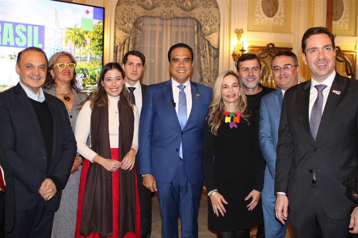 Roberto de Lucena, secretário de Turismo de São Paulo, Veronica Pardo, vice-ministra de Turismo do Chile, Marina Marinho, presidente do Fornatur, Heitor Kadri, diretor da ONU Turismo para Américas, Gustavo Feliciano, ministro do Turismo, Rosália Lucas, secretária de Turismo da Paraíba, Marcelo Freixo, presidente da Embratur, Ferdinando Lucena, presidente da PBTur, e Eduardo Bismarck, secretário de Turismo do Ceará