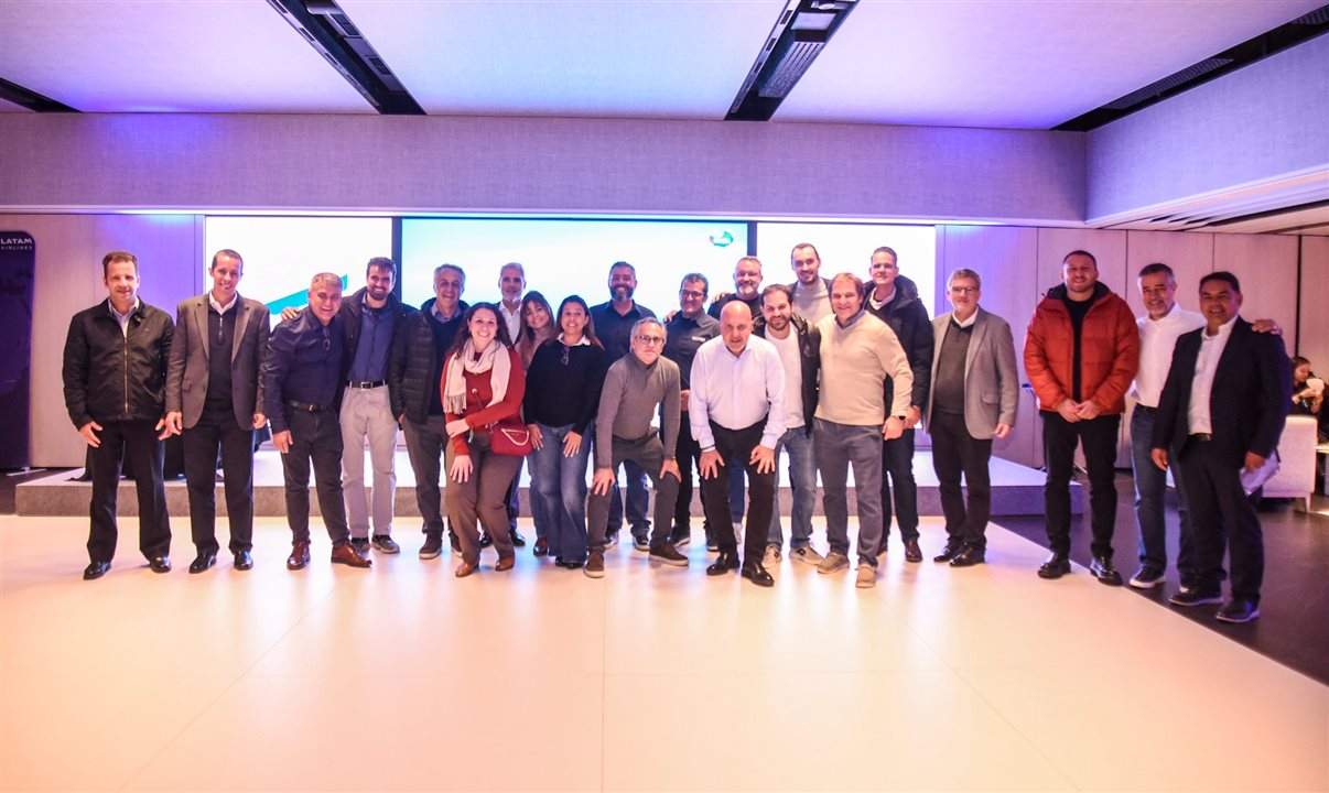 O grupo de brasileiros no evento da Latam hoje (22), no Santiago Bernabeu