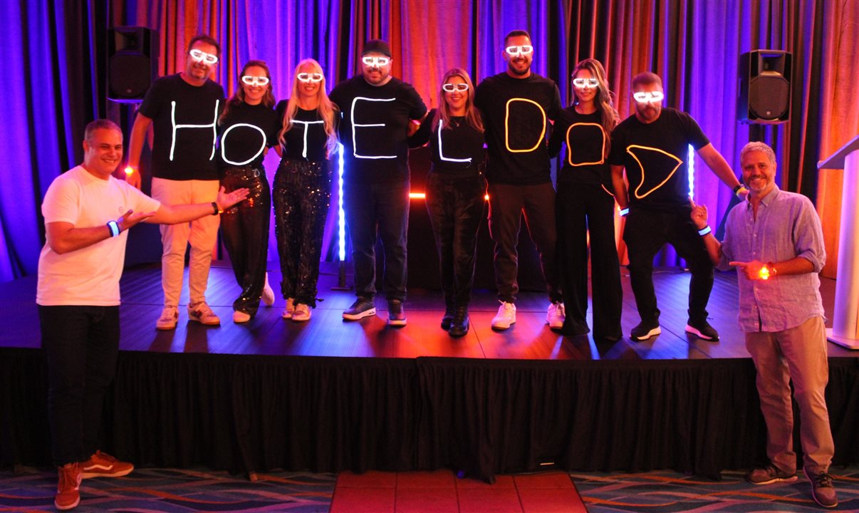 Marcio Nogueira e Juan Pablo Martorell, da HotelDO, com agentes durante premiação