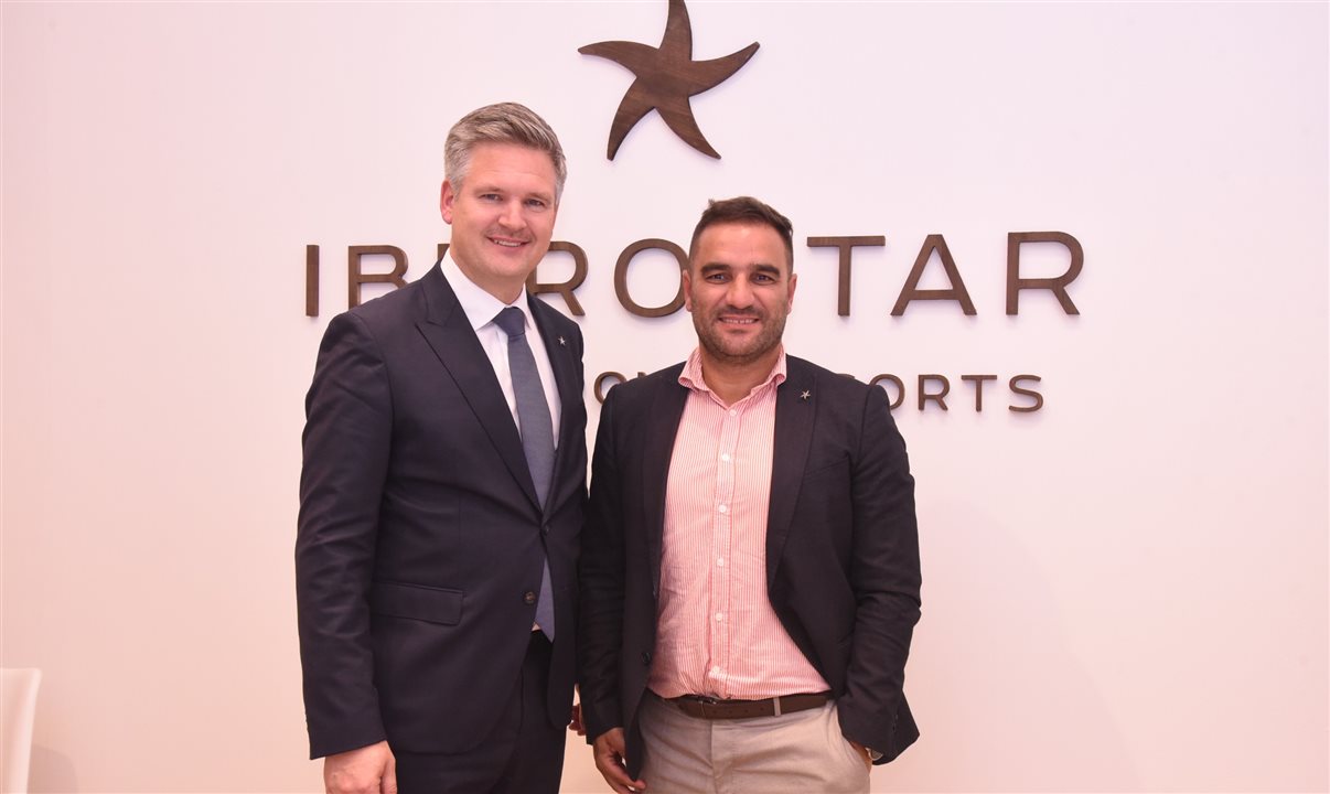 Finn Ackermann ao lado de João Abegão, diretor comercial da Iberostar no Brasil
