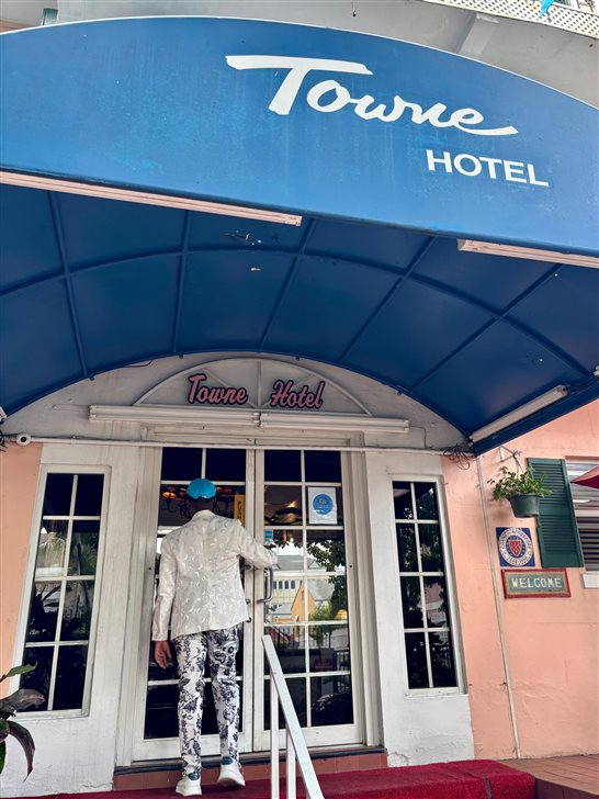 Captain Ron, um dos guias do tour gastron&ocirc;mico, na entrada do Towne Hotel