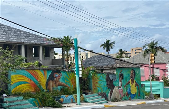 Murais d&atilde;o cor ao passeio a p&eacute; pela cidade