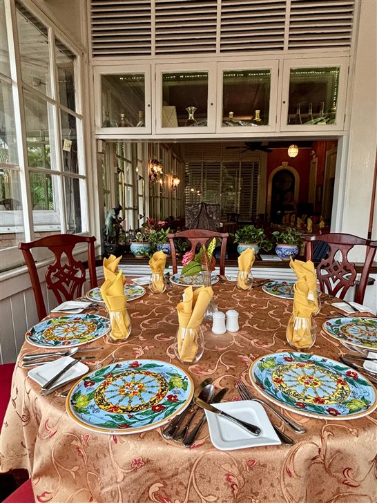 Uma das mesas do restaurante gourmet do Graycliff Hotel