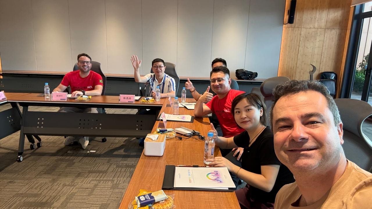 Raffaele Cecere em reunião com os chineses da Guangdong Systems