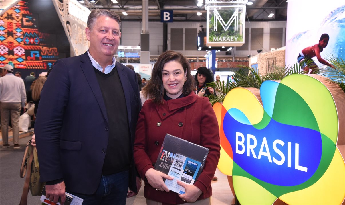 Aroldo Schultz, da wikitravel.ai, e Cristiane Santos, do Curitiba CVB, participaram da feira na Espanha