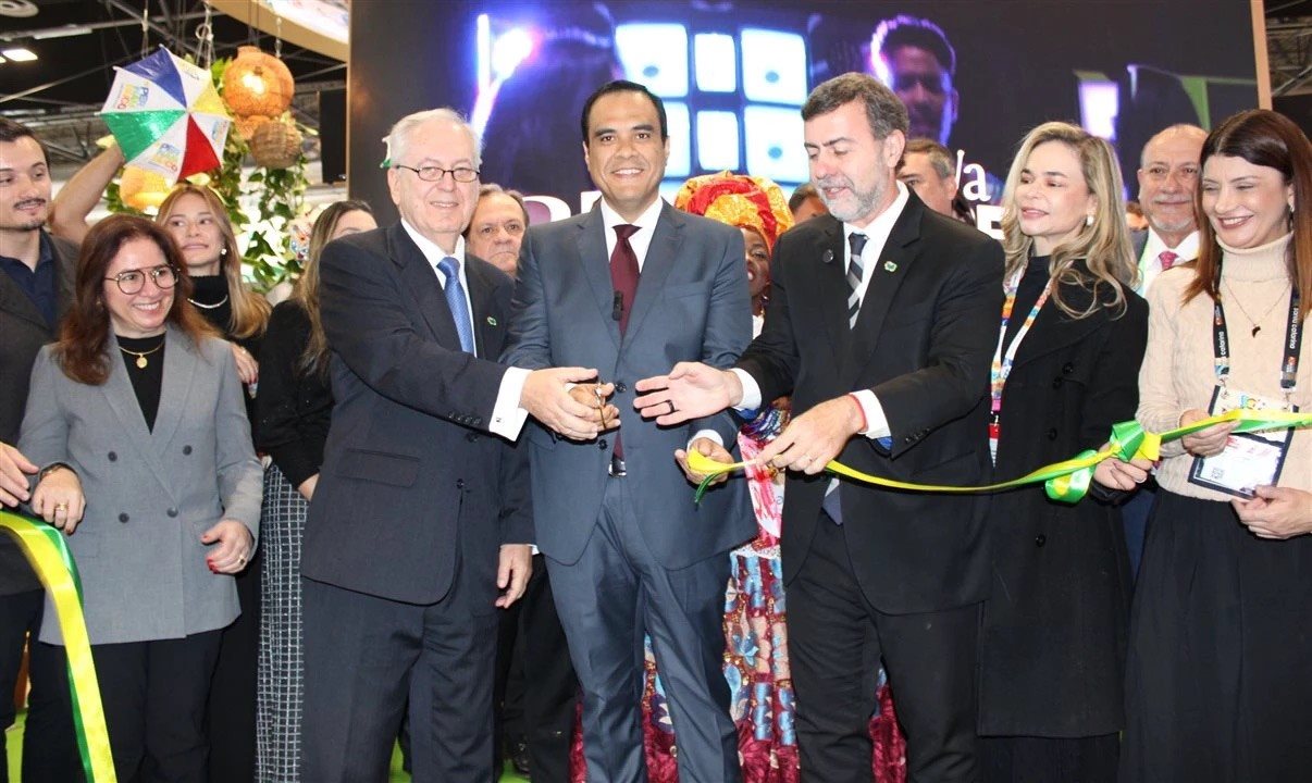 Autoridades brasileiras no corte da fita que inaugurou o estande do Brasil na Fitur 2026