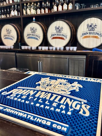 O balc&atilde;o do bar onde &eacute; poss&iacute;vel degustar diferentes tipos de rum