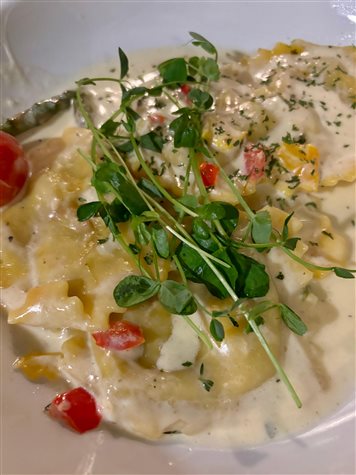 Ravioli de caranguejo com aspargos