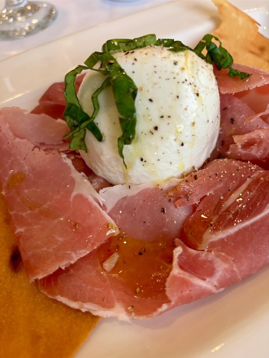 Burrata e prosciutto crudo, uma das entradas do Caf&eacute; Matisse