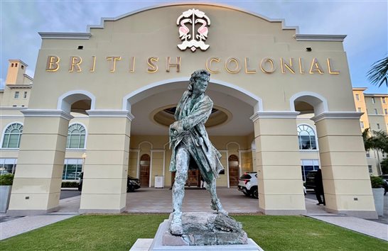 A est&aacute;tua de Woodes Rogers em frente ao hotel British Colonial