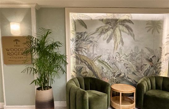 A taverna do hotel, no Centro de Nassau, leva o nome do pirata mercen&aacute;rio