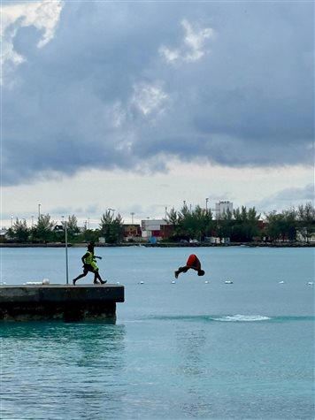Meninos brincam na Junkanoo Beach, perto do porto de cruzeiros