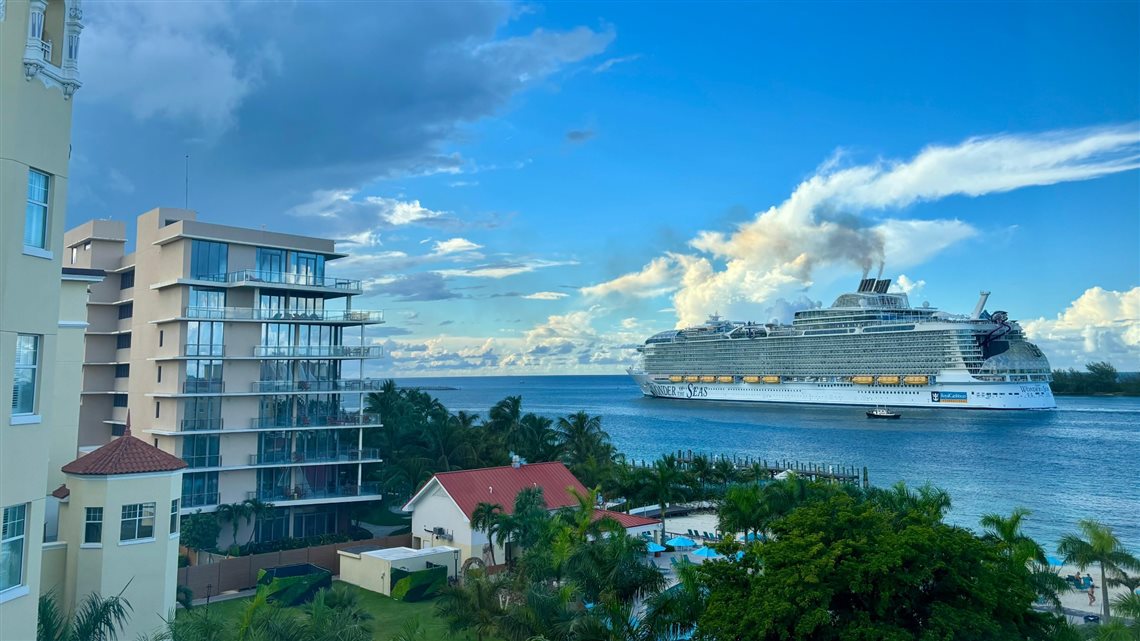O vaiv&eacute;m de navios chegando e saindo do Porto de Nassau