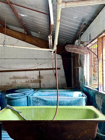 Tanques para tingir tecido na Androsia Batik Factory