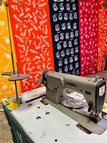 Os tecidos estampados secando na f&aacute;brica fundada em Andros em 1973