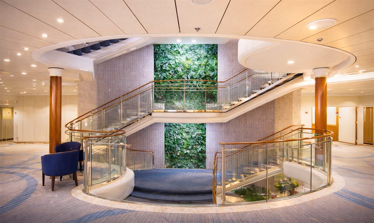 Escadas e um dos decks do navio