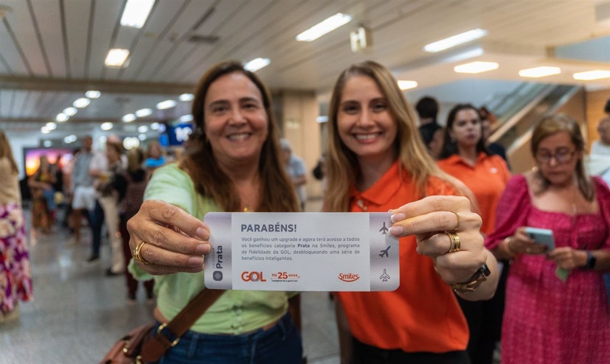 No desembarque no Rio de Janeiro, cliente sorteada comemora o upgrade de categoria Smiles, destaque entre os prêmios da mala laranja
