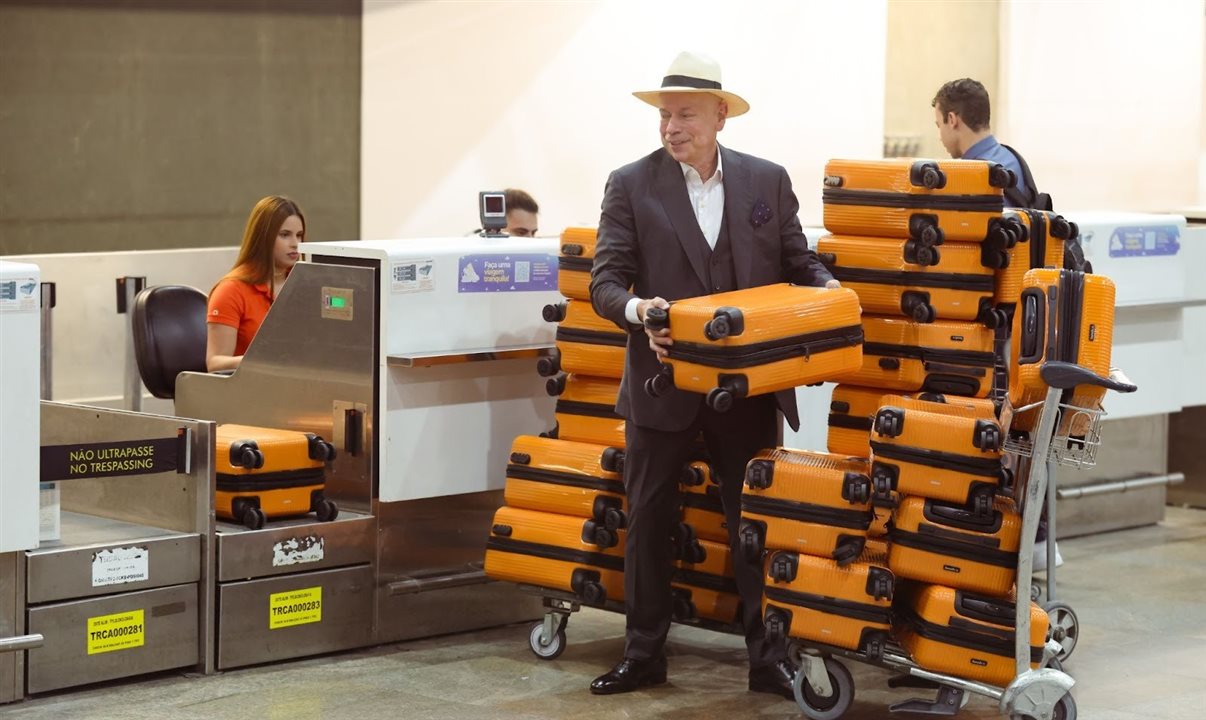 Historiador e protagonista da ação da Gol, Leandro Karnal, despachou nada menos 25 malas cor de laranja