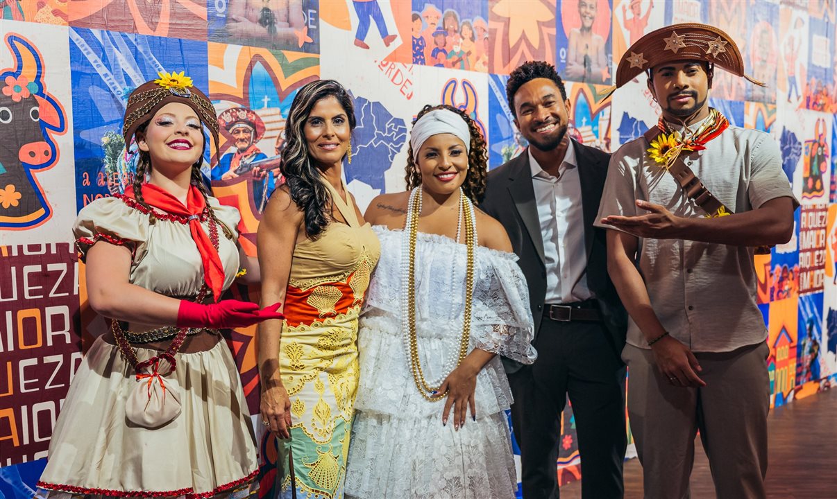 Flávia Leonel e Amauri Santos, diretores da FL.A Nordeste, entre representantes do povo nordestino