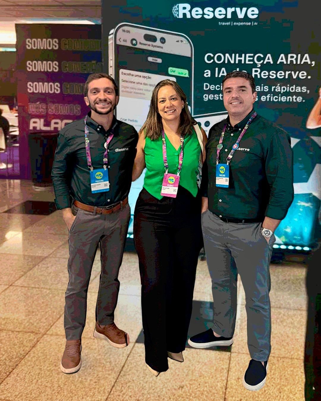 Érica Withaar, gestora de viagens da Suzano, entre Matheus Castro e Sergio Monteiro, do Reserve