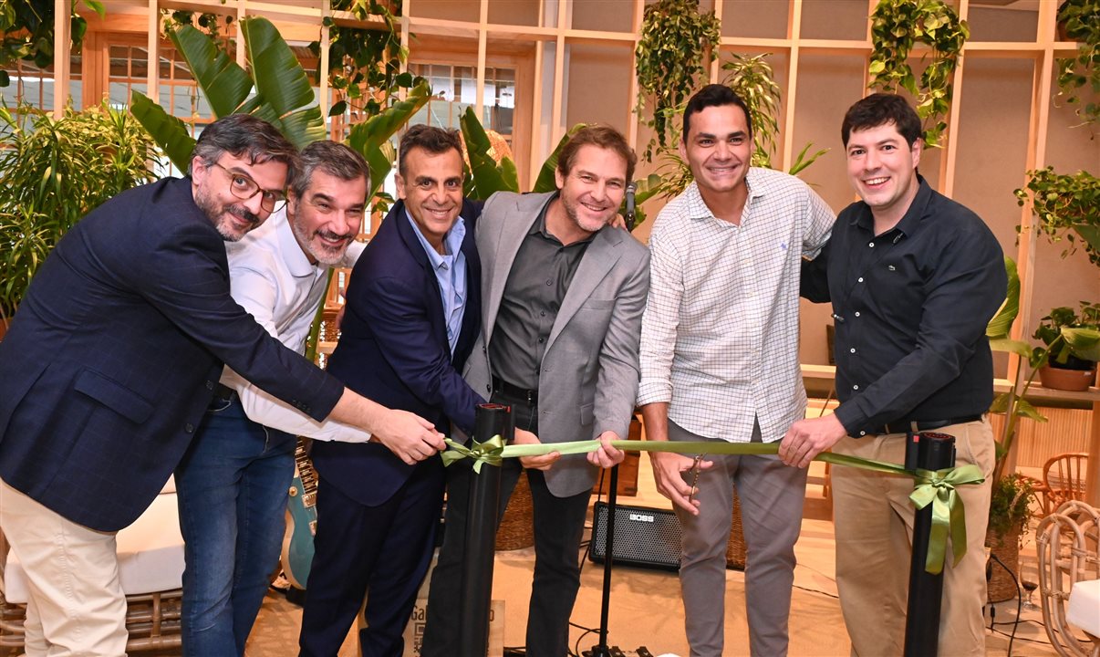 Fabio Pessoa, Rogerio Guandalini e Sérgio Melro Marcos, da Europ Assistance, Luiz Vieira, da Krooze, Thiago Papa, secretário de Turismo de Santos, e Paulo Papoy, da Krooze, celebram inauguração com corte de faixa