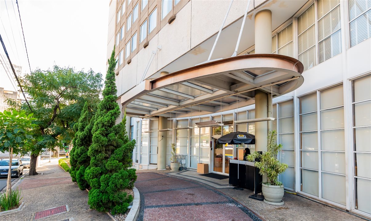 A unidade está localizada na Avenida Aquidabã, na região central de Campinas, e dispõe de 196 apartamentos, além de piscina, academia, restaurante e salas para eventos