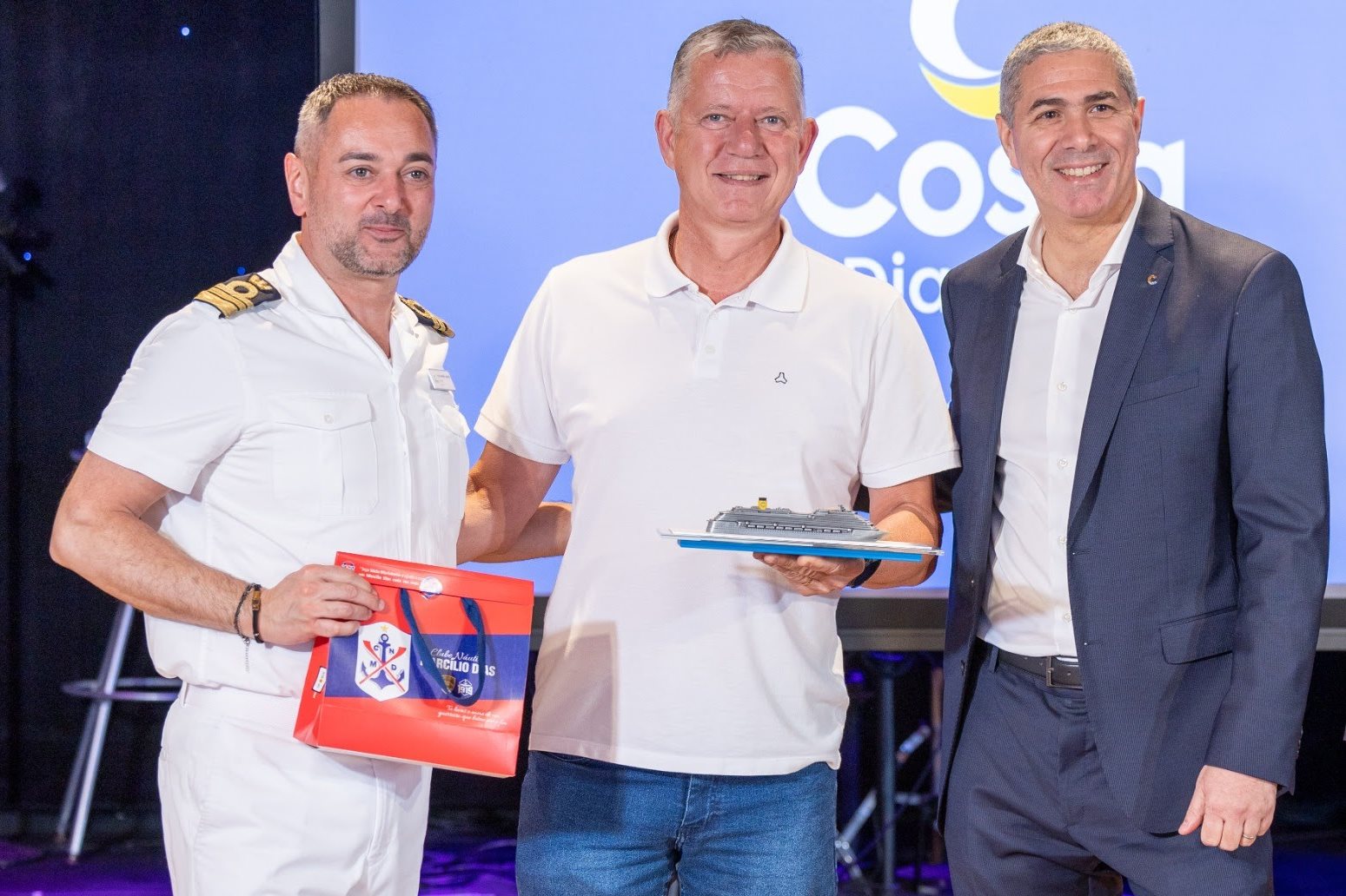 Alessandro Arienti, comandante do Costa Diadema, Rubens Angioletti, vice-prefeito de Itajaí, e Dario Rustico, presidente executivo da Costa Cruzeiros no Brasil
