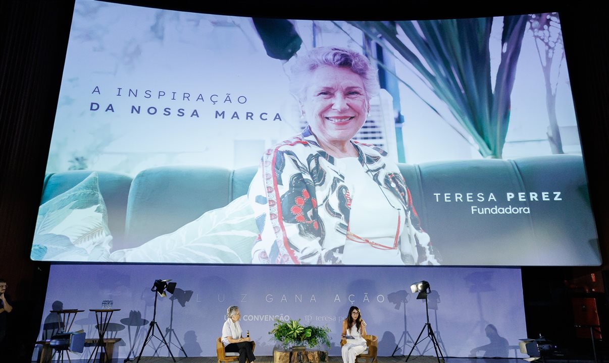 Teresa Perez bate-papo com a atris Flavia Garrafa em convenção da Teresa Perez Tours