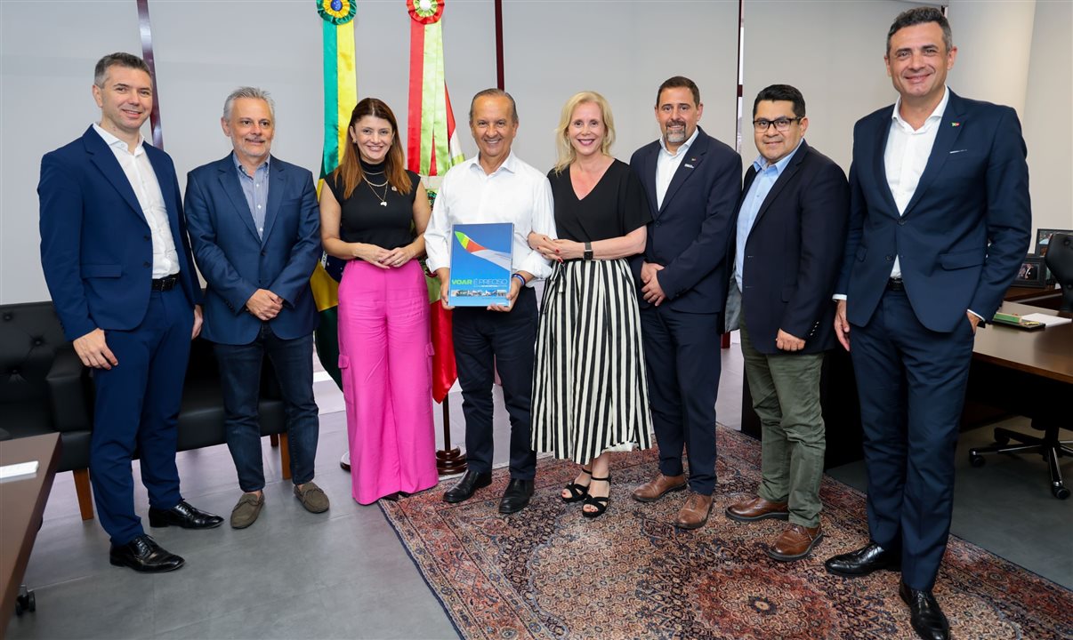 Ricardo Gesse (CEO da Zurich Airport Brasil), Beto Martins (Secretário de Portos, Aeroportos e Ferrovias), Catiane Seif (Secretária de Estado do Turismo), Jorginho Mello (Governador de Santa Catarina), Rita Tamagnini (Diretora de Comunicação e Relações Externas), Mário Chaves (COO da Tap), Mário Cruz (Chief Commercial and Revenue Officer) e Carlos Antunes (diretor da Tap para as Américas)