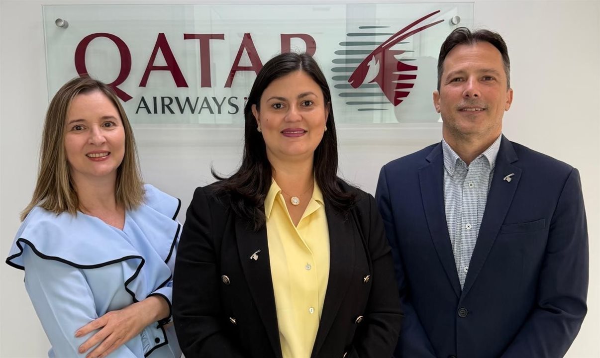 Aline Iacona, Renatha de Moura Almeida e Guy Tible, equipe Offline da Qatar Airways