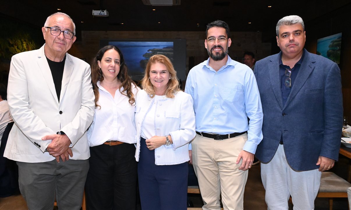 Alfonso Silva, presidente da Cooptures, Marina Figueiredo, presidente executiva da Braztoa, Renata Vescovi, representante do Sebrae-ES, Victor Coelho, secretário de Turismo do Espírito Santo, e Richard Alves, diretor executivo da Lab Turismo\n\n