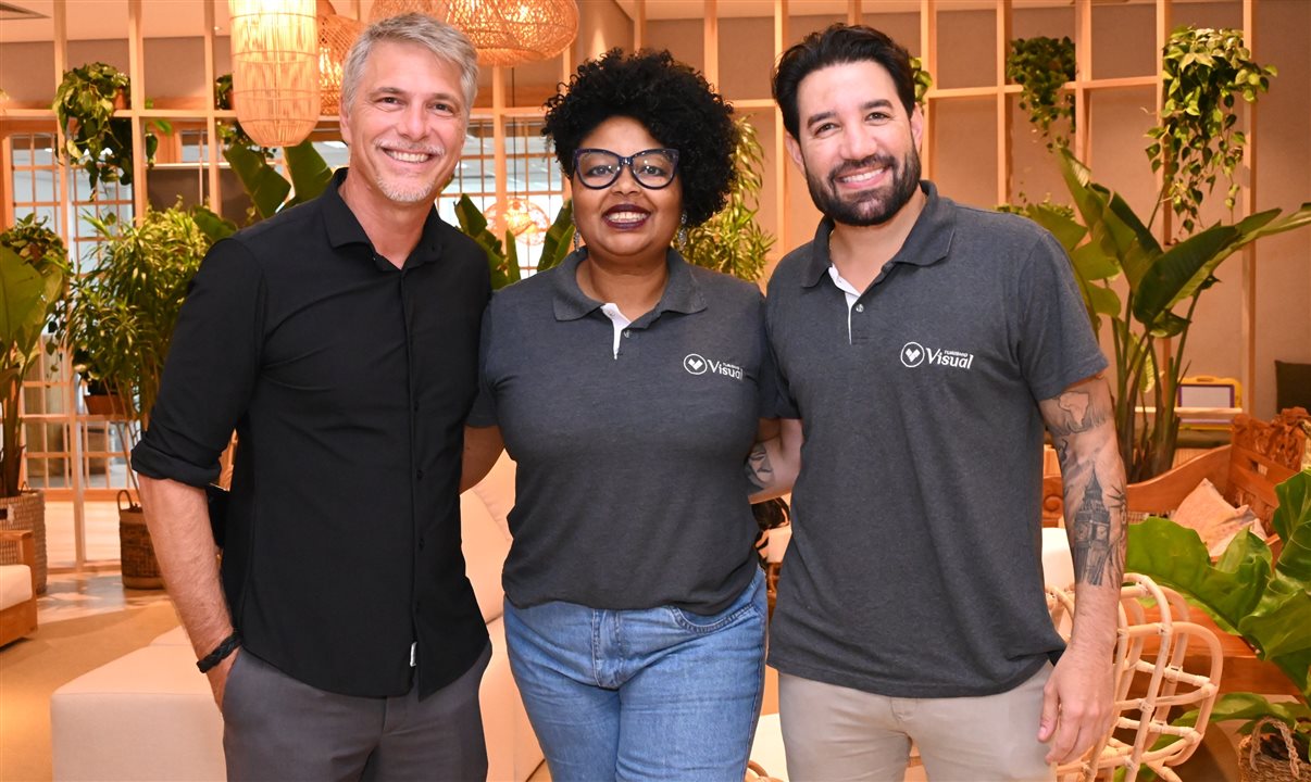 Alex Calabria, da Krooze, com Claudia Gonçalves e Hugo Lagares, da Visual Turismo