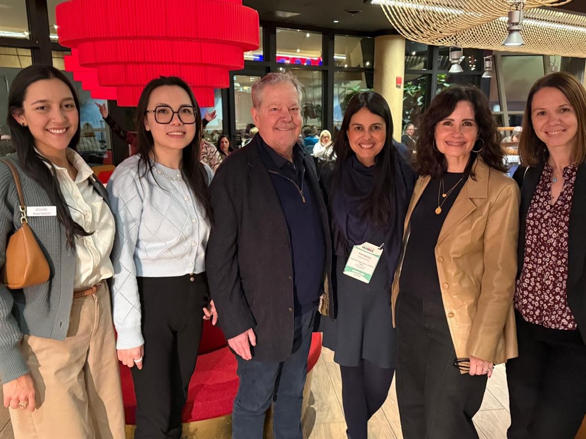 Karen Schlicht, Yinglu Tian, DT Minich, Alessandra Ueno Schomburg, Juliana Leveroni e Mojca Estes, time de Experience Kissimmee