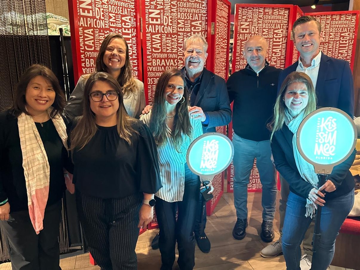 DT Minich, de Experience Kissimmee e Bryan Griffin, do Visit Florida, com parte da delegação brasileira no Florida Huddle: Andrea Kubo, da EHTL, Ana Roquette, da Agaxtur, Bruna Castro, da Azul Viagens, Lia Coutinho, da EZLink, Ronnie Corrêa, da Abreutur e Joice Ferreira, da Magic Blue