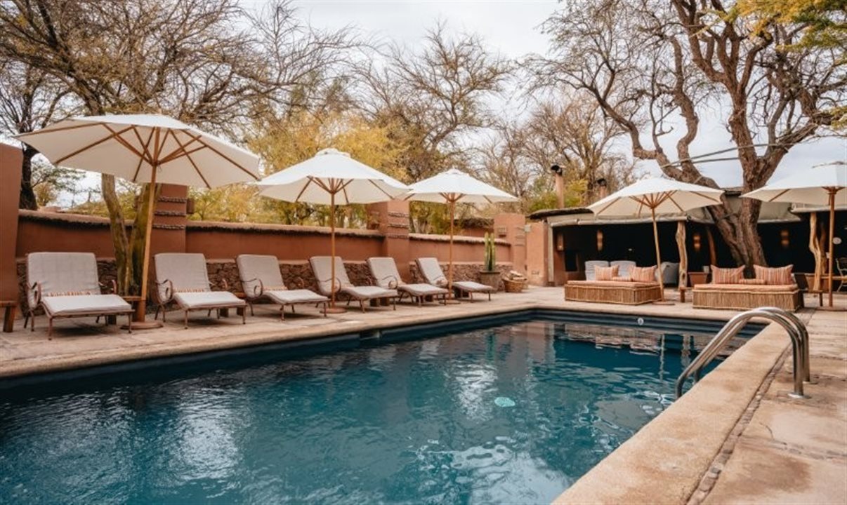 Área da piscina do Awasi Atacama foi atualizada com novos lounges