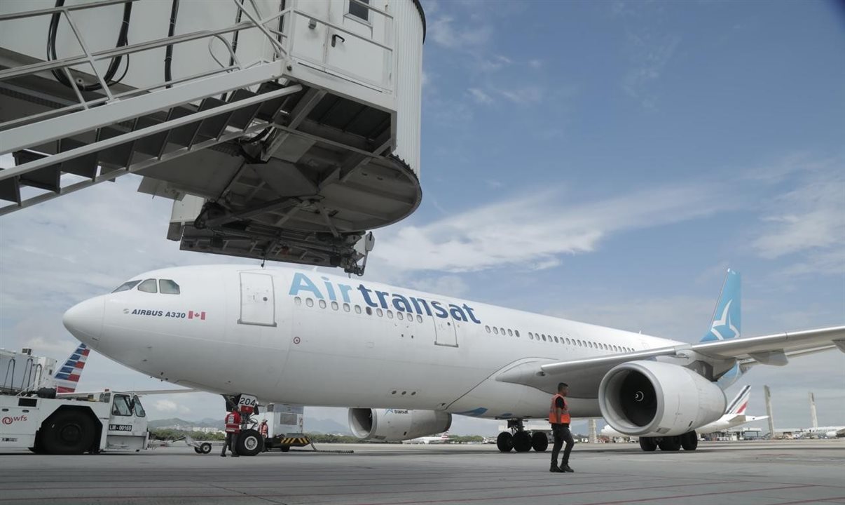 A Air Transat opera os voos de ambas as rotas com o Airbus A330, que conta com capacidade de 12 assentos no Club Class (a versão Premium Economy da companhia) e 320 assentos da Econômica