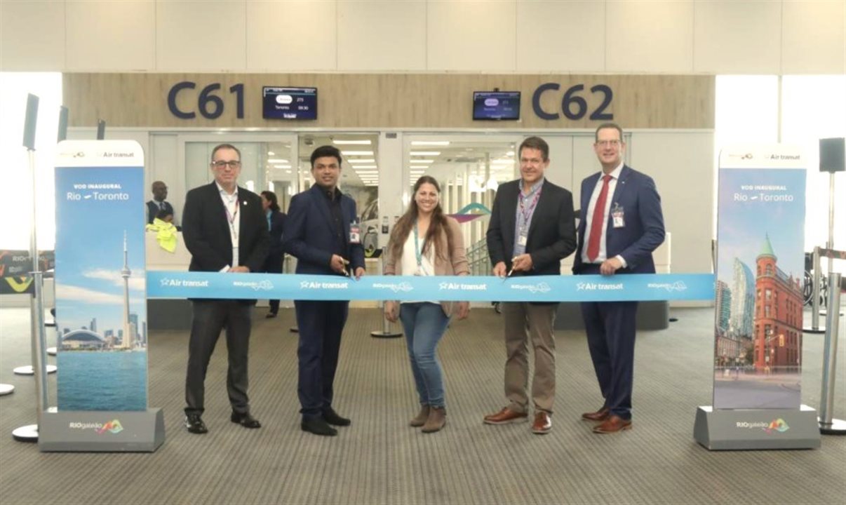 Dimas Salvia e Patrick Fehring, do RIOgaleão, com Selva Veragou, Natasha Montes e Howard Liebman, da Air Transat