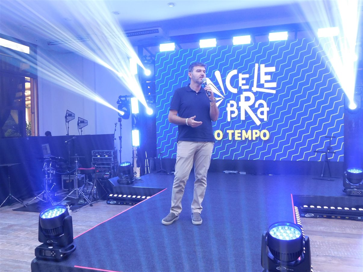 Alessandro Cunha discursa na abertura do Aviva Celebra 2026