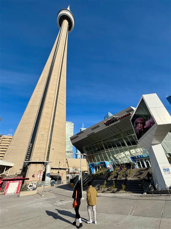 A CN Tower e o Ripley&rsquo;s Aquarium of Canada em um dia ensolarado de inverno