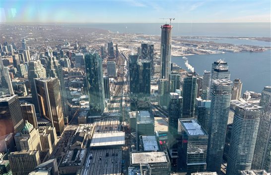 Toronto e o Lago Ont&aacute;rio vistos do observat&oacute;rio da CN Tower