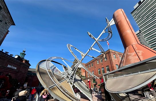 Um dos p&aacute;tios na &aacute;rea hist&oacute;rica do Distillery District