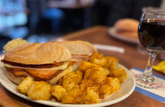 O sandu&iacute;che de peameal bacon no Paddington&rsquo;s, com vinho tinto de Ni&aacute;gara