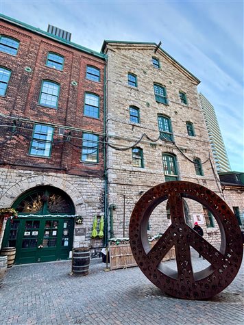 Escultura em metal com o s&iacute;mbolo da paz do Distillery District
