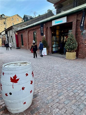 Barril decorado com desenhos de folhas de bordo, s&iacute;mbolo do Canad&aacute;