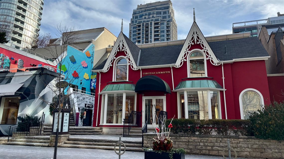Casas em estilo vitoriano abrigam lojas de luxo em Yorkville