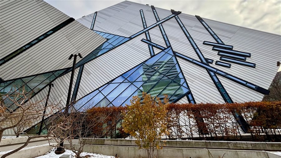 Crystal, onde fica a entrada principal do Royal Ontario Museum, o maior de Toronto. O anexo foi projetado por Daniel Libeskind, o mesmo do One World Trade Center