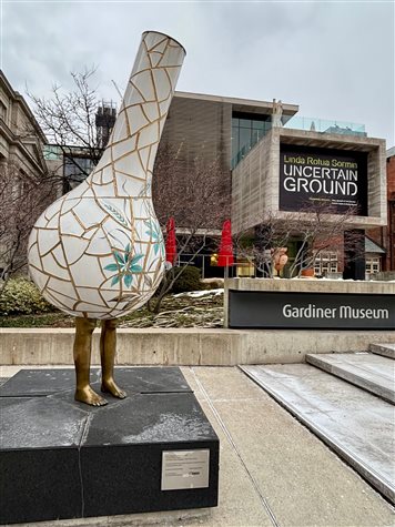 &ldquo;Cracked wheat&rdquo; (2018), da canadense Shary Boyle, na entrada do Gardiner