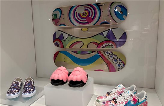 Murakami em &ldquo;Art wear&rdquo;: Vans (2015, &agrave; esquerda), Blackpink (banda de K-Pop, 2023) e RTFKT (marca da Nike, 2024)